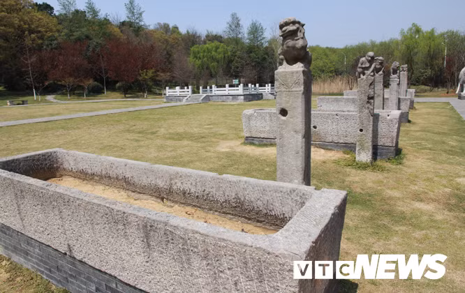 Xuong lang mo bi an va vi dai nhat the gioi, chua hang ngan tan bau vat hinh anh 6