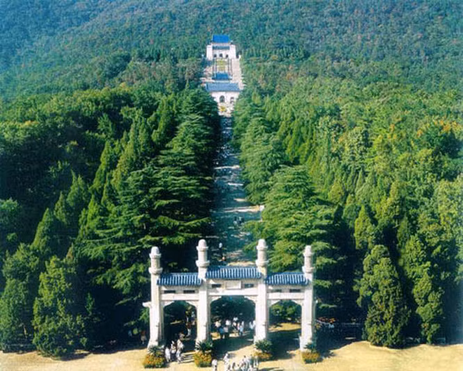 Xuong lang mo bi an va vi dai nhat the gioi, chua hang ngan tan bau vat hinh anh 1