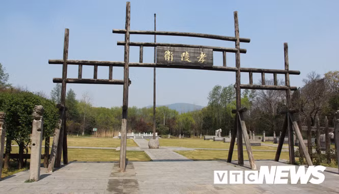 Xuong lang mo bi an va vi dai nhat the gioi, chua hang ngan tan bau vat hinh anh 7