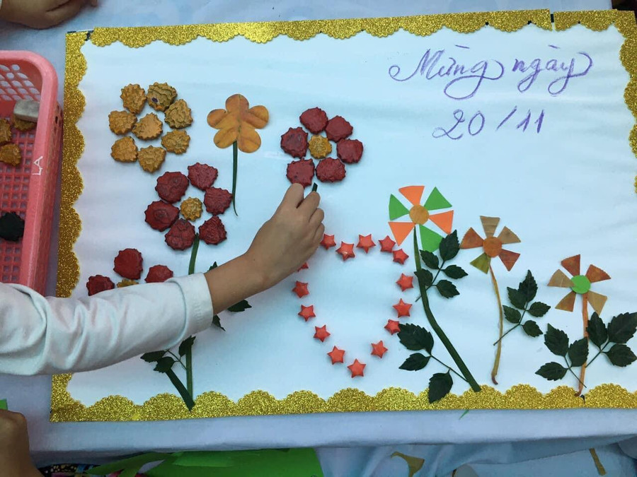 Tấm thiếp "khổng lồ" được tạo ra từ các nguyên liệu sẵn có trong tự nhiên. Tấm thiếp "khổng lồ" được tạo ra từ các nguyên liệu sẵn có trong tự nhiên.