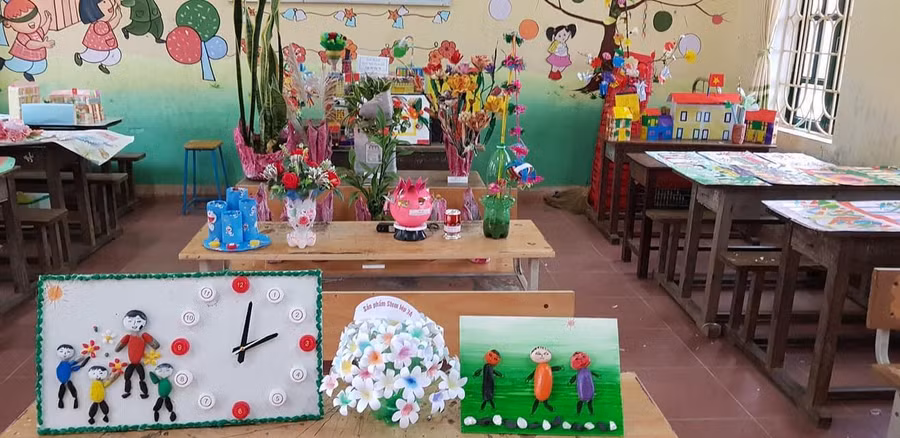 Qua những món quà tự làm có thể thấy sức sáng tạo rất lớn của học sinh vùng cao.