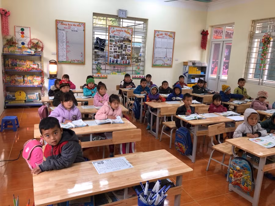 Các trường học ở các xã Dào San, Sì Lở Lầu (Phong Thổ, Lai Châu) chủ động mượn đèn sưởi bố trí giữ ấm cho trò