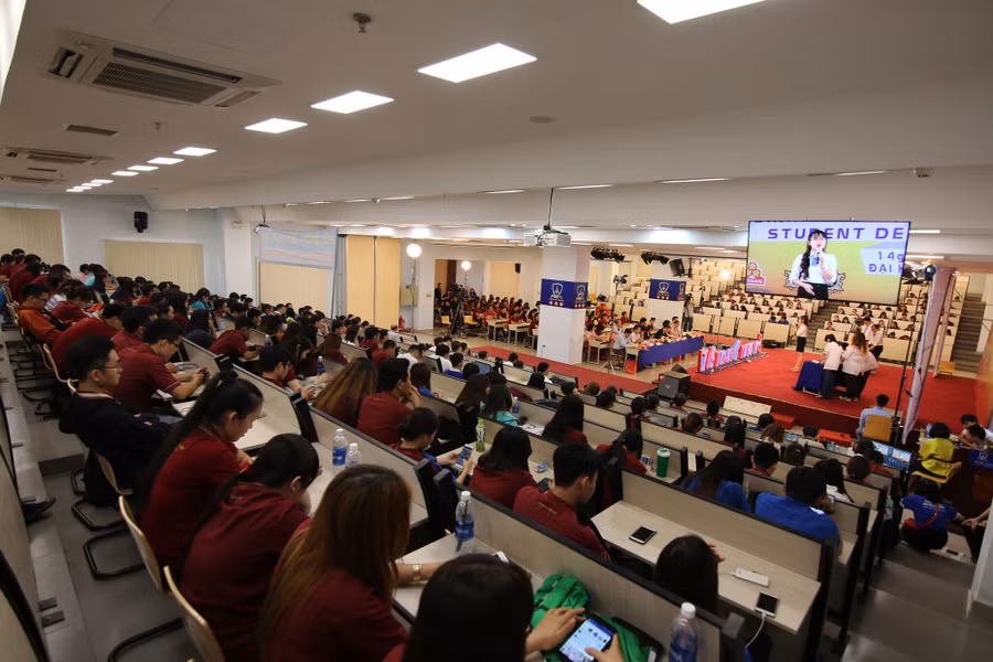 Cuộc thi đã thu hút sự quan tâm của rất đông đảo sinh viên, CB, GV Trường ĐH Nguyễn Tất Thành Cuộc thi đã thu hút sự quan tâm của rất đông đảo sinh viên, CB, GV Trường ĐH Nguyễn Tất Thành