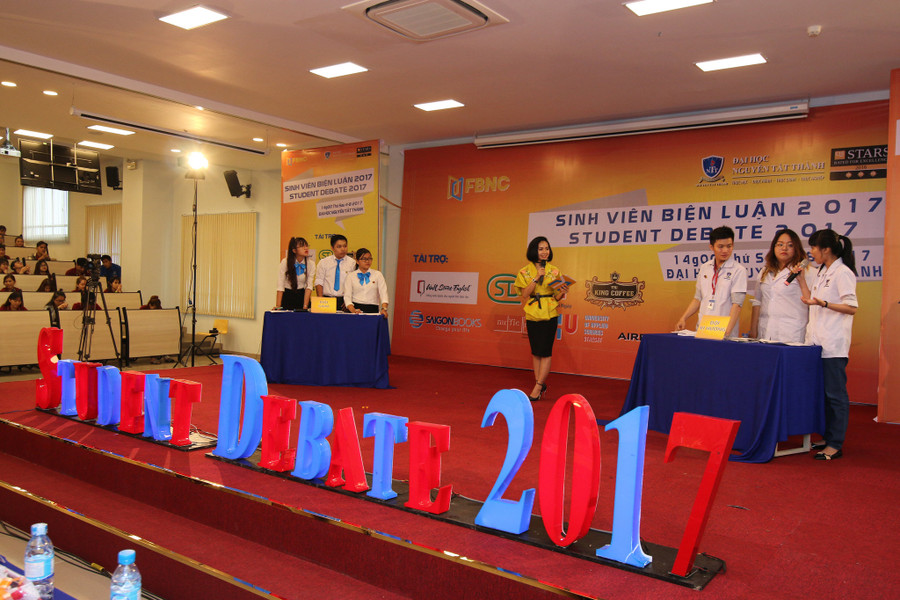 Một phần thi biện luận và tranh tài giữa hai đội