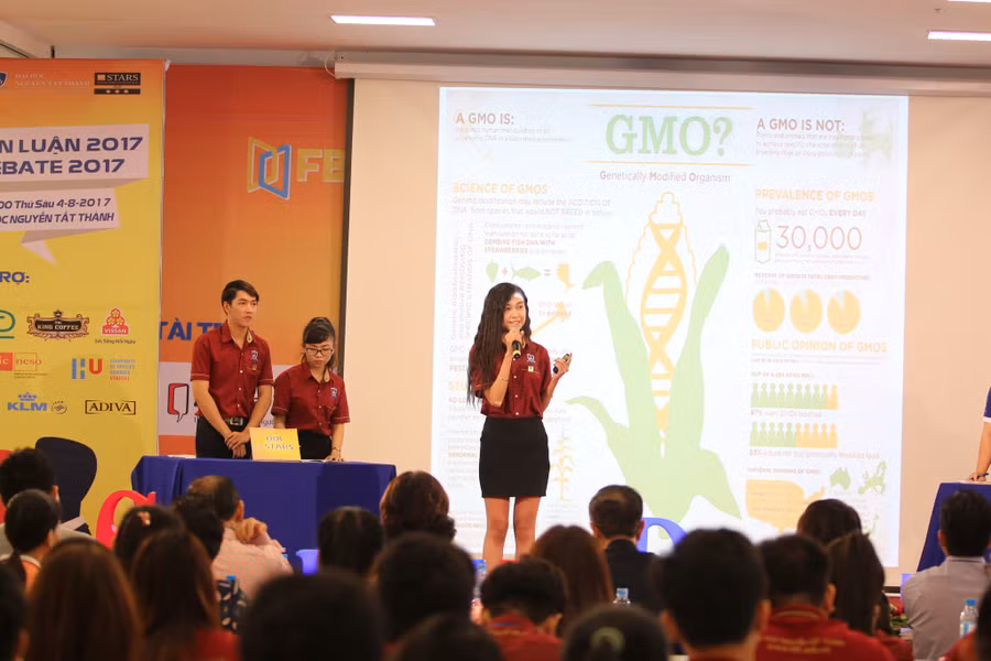 Đại diện của một nhóm đang biện luận vấn đề và trả lời phản biện từ Hội đồng giám khảo Đại diện của một nhóm đang biện luận vấn đề và trả lời phản biện từ Hội đồng giám khảo