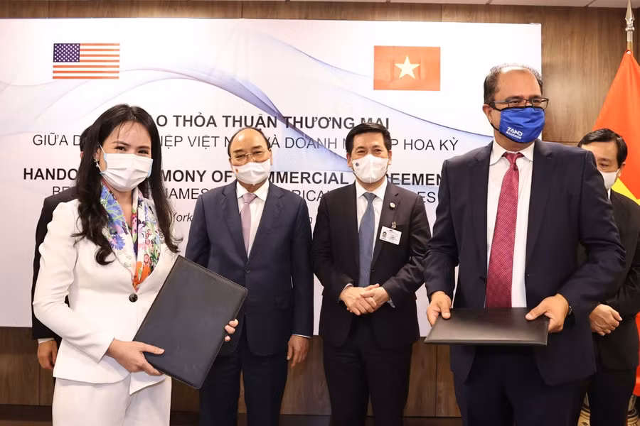 Bà Nguyễn Thị Thanh Bình, Phó Tổng Giám đốc T&T Group và ông Sheetal (Monty) Sharma, Giám đốc điều hành Nutraceutical trao đổi hợp đồng phân phối TPCN tại Việt Nam.