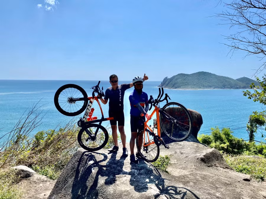 Tận mắt ghi nhận những vẻ đẹp tuyệt vời của đất nước là niềm vui lớn nhất của các “phượt thủ” xe đạp.