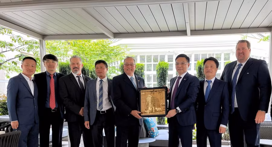 Ông Lê Mạnh Hùng – Tổng Giám đốc Petrovietnam trao tặng quà lưu niệm cho lãnh đạo Tập đoàn AES