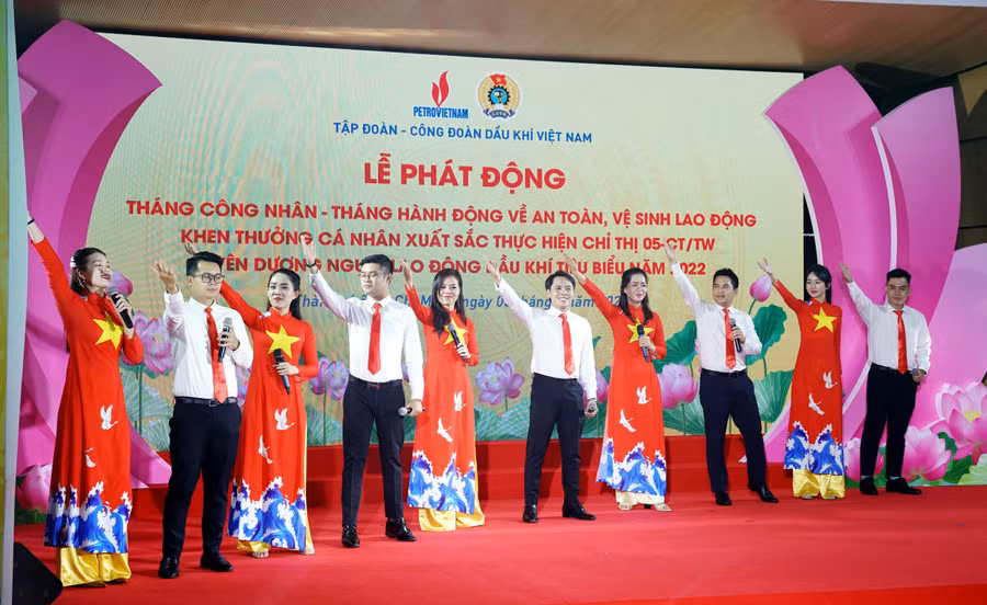 Tốp ca PV GAS hát mừng Lễ ra quân Tháng Công nhân của toàn ngành