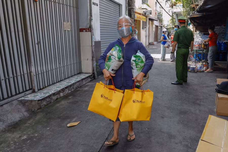 Tập đoàn T&T Group hi vọng sự hỗ trợ kịp thời này sẽ cổ vũ, tiếp thêm sức mạnh để người dân TP HCM nhanh chóng vượt qua khó khăn, ổn định cuộc sống.