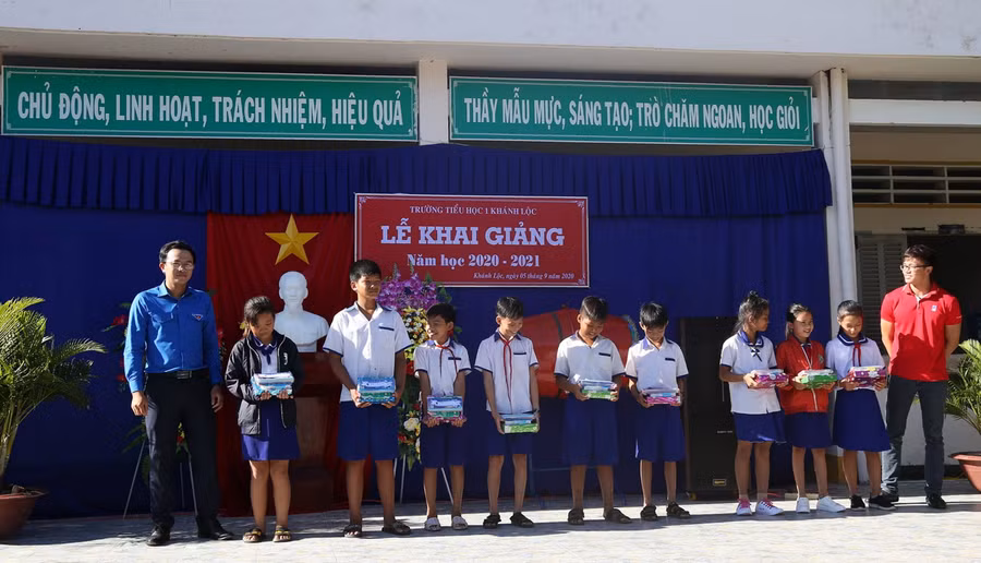 Tuổi trẻ KCM phối hợp trao phần quà học tập cho các em học sinh tiểu học