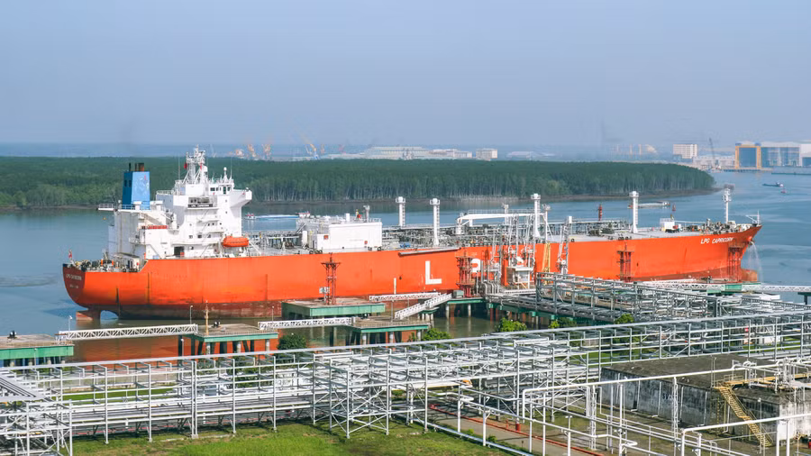 Hình ảnh kho cảng thời điểm tiếp nhận tàu LPG lạnh cập bến.