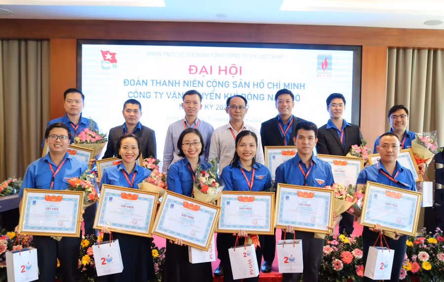 Khen thưởng các cá nhân xuất sắc, đóng góp cho phong trào Tuổi trẻ KĐN và PV GAS.