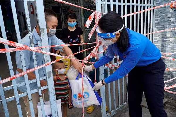 Những món quà thiết thực đã được Thành đoàn TP.HCM và Vinamilk gửi đến bà con tại Quận Bình Tân trong những ngày giữa tháng 8