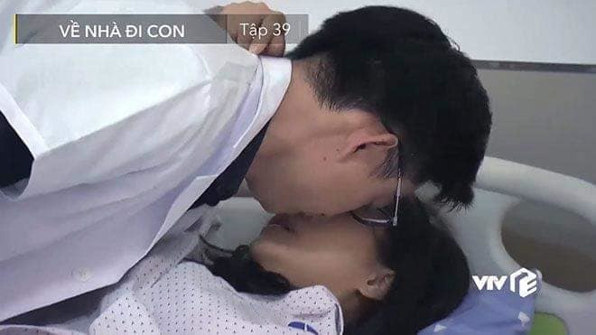Ông Sơn và Khải bắt gặp Huệ - Thành ôm nhau trên giường bệnh. Ông Sơn và Khải bắt gặp Huệ - Thành ôm nhau trên giường bệnh.
