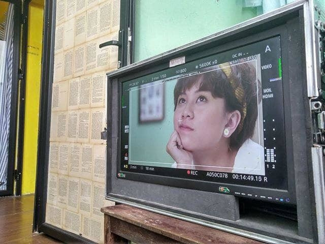 Đã đeo khuyên tai còn trầm ngâm suy tư nữa chứ.