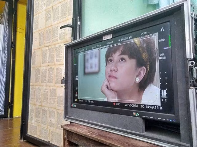 Đã đeo khuyên tai còn trầm ngâm suy tư nữa chứ.