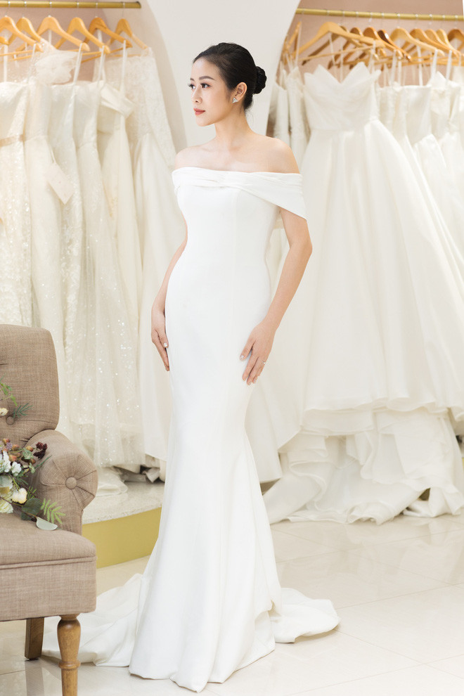 Dù gần đến ngày cưới, Phí Linh cũng không đề cập đến chú rể mà tung bộ ảnh cô mặc váy cưới vô cùng xinh đẹp. Dù gần đến ngày cưới, Phí Linh cũng không đề cập đến chú rể mà tung bộ ảnh cô mặc váy cưới vô cùng xinh đẹp.