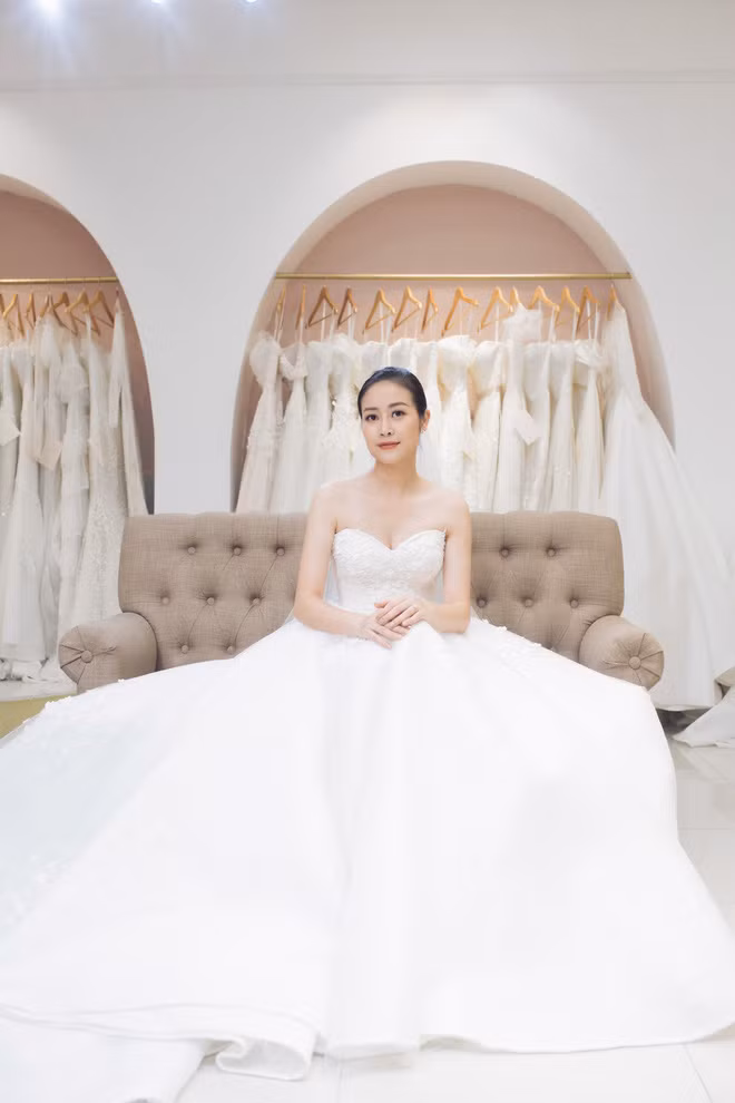 Đám cưới của Phí Linh sẽ được diễn ra tại khách sạn 5 sao ở Hà Nội vào chiều tối ngày 14/6 tới đây với sự tham gia của gia đình lẫn bạn bè trong giới giải trí.