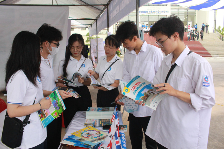 3000 học sinh sinh viên được tư vấn giới thiệu việc làm và cập nhật các thông tin tuyển sinh trong dịp này. 3000 học sinh sinh viên được tư vấn giới thiệu việc làm và cập nhật các thông tin tuyển sinh trong dịp này.