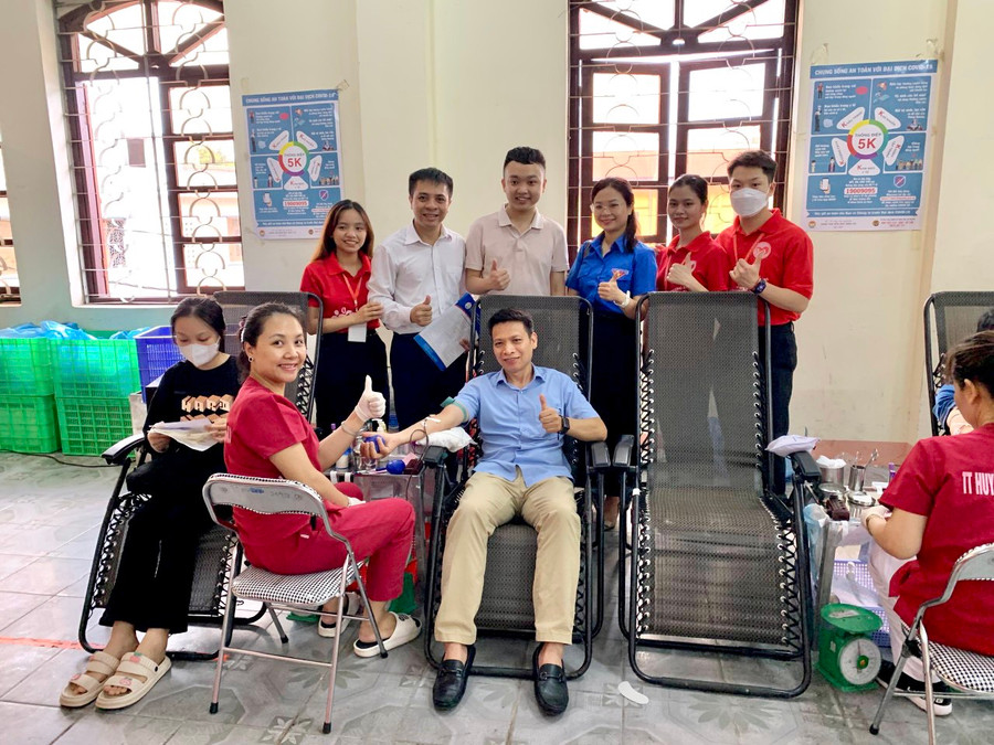 TS Nguyễn Kiều Giang, Phó Hiệu trưởng trường Đại học Y - Dược (ĐH Thái Nguyên) hưởng ứng chương trình hiến máu tình nguyện "Một khoảnh khắc". TS Nguyễn Kiều Giang, Phó Hiệu trưởng trường Đại học Y - Dược (ĐH Thái Nguyên) hưởng ứng chương trình hiến máu tình nguyện "Một khoảnh khắc".