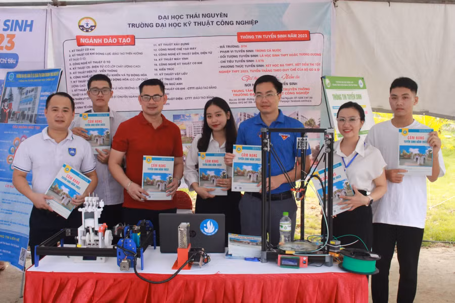 Nhiều thông tin hữu ích tại ngày hội việc làm tư vấn tuyển sinh Đại học Thái Nguyên năm 2023.