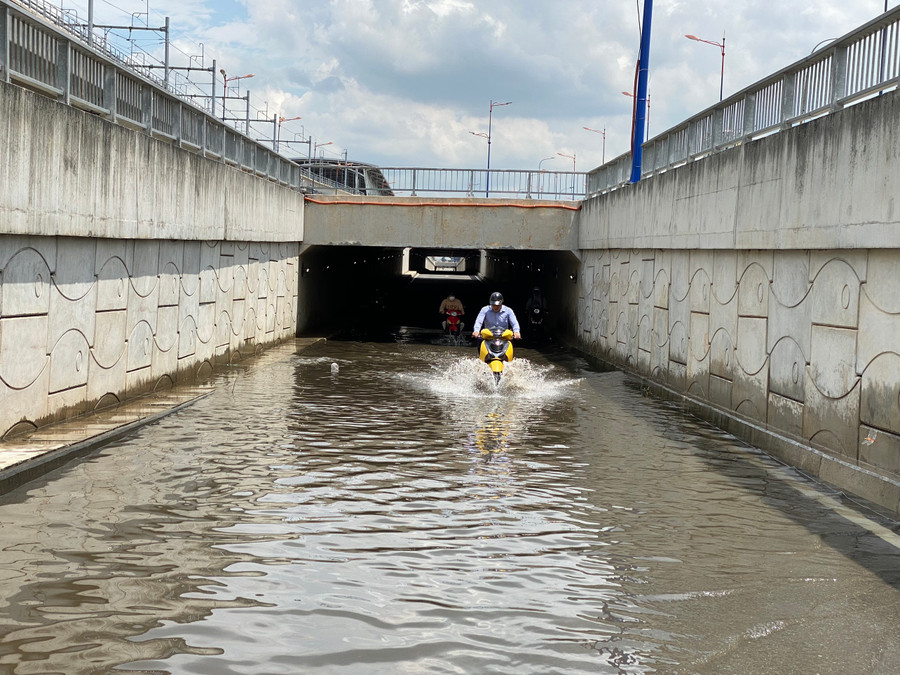 Hầm chui trước Bến xe Miền Đông mới bị ngập 1 đoạn dài. Hầm chui trước Bến xe Miền Đông mới bị ngập 1 đoạn dài.