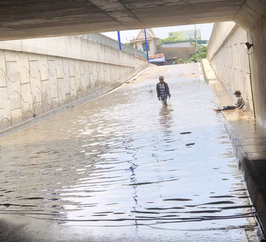 Trẻ em giăng lưới bắt cá ở đoạn bị ngập.