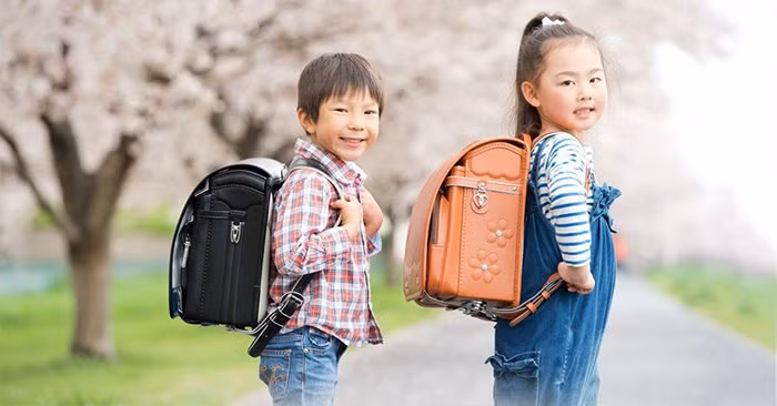 Cặp chống gù đang là loại phổ biến hiện nay. Ảnh minh họa.