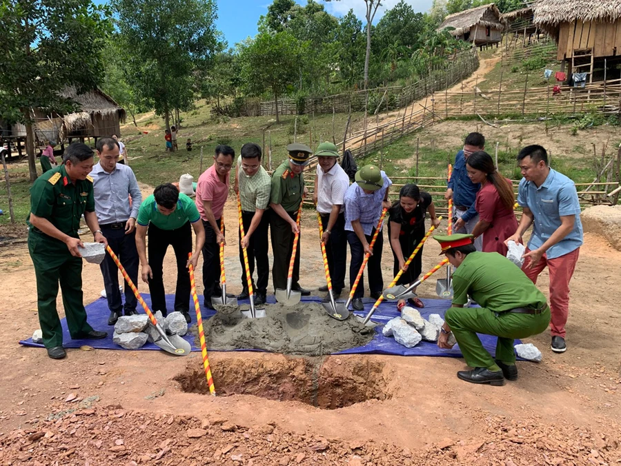 Công an tỉnh Quảng Bình cùng các nhà hảo tâm dự lễ khởi công điểm trường Pa Cho ong xã Trọng Hoá