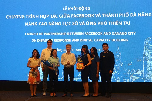 Lãnh đạo Đà Nẵng và đại diện Facebook Việt Nam tại buổi lễ