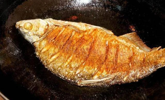 Dù rán cá gì, hãy thêm bước này, da cá vàng giòn không nát để kho cũng rất ngon