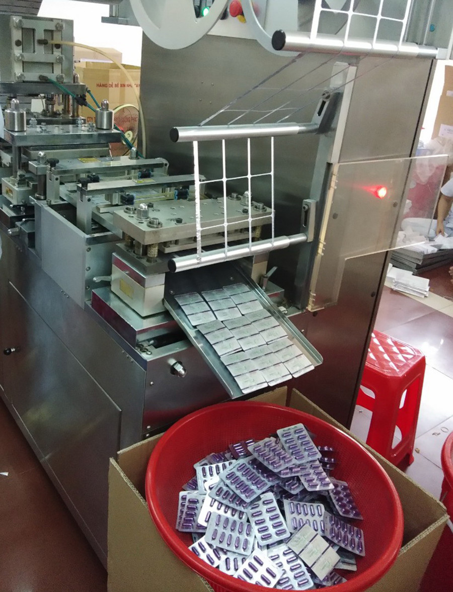 Dây chuyền sản xuất thuốc tân dược và thực phẩm chức năng bị công an TPHCM triệt phá. Ảnh: XL