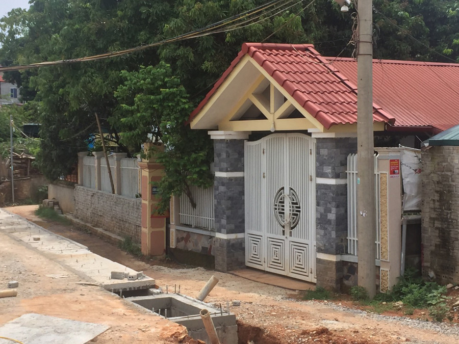 Cổng nhà ông Bùi Châu Tuấn xây lấn chiếm ra đường đi chung