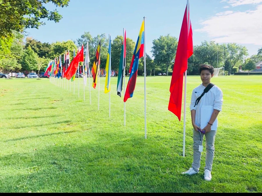 Cờ đỏ sao vàng tung bay trên sân Trường Ridley College (Canada).