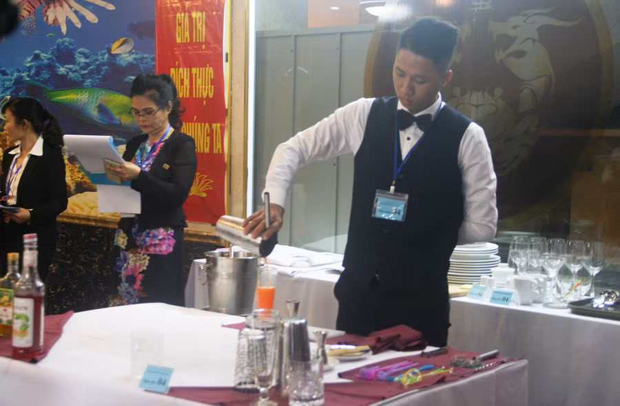 Thi pha Cocktail tại Trường Trung cấp nghề Nấu ăn – Nghiệp vụ Du lịch và Thời trang Hà Nội