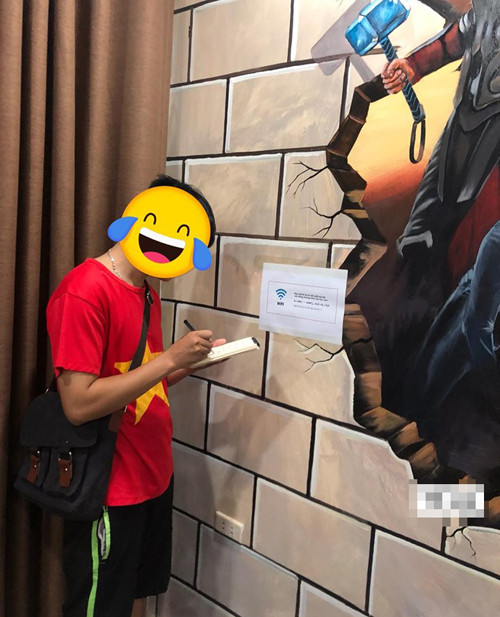 Một thanh niên đang chăm chú tìm mật khẩu.