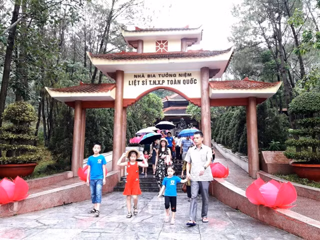 Nhà bia tưởng niệm liệt sỹ thanh niên xung phong toàn quốc tại Đồng Lộc