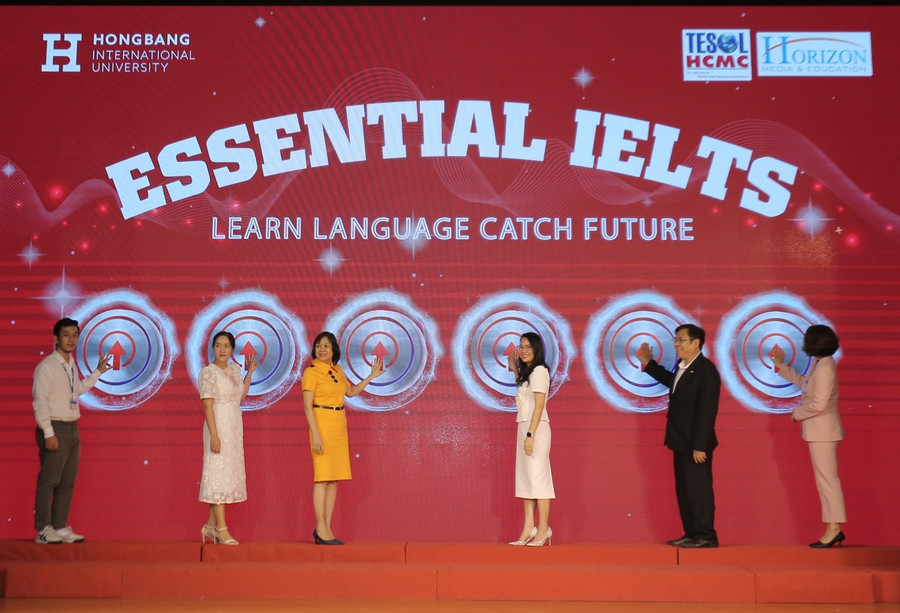 Các đại biểu cùng thực hiện kích hoạt English Zone của chương trình Essential IELTS vừa được triển khai tại HIU. Các đại biểu cùng thực hiện kích hoạt English Zone của chương trình Essential IELTS vừa được triển khai tại HIU.