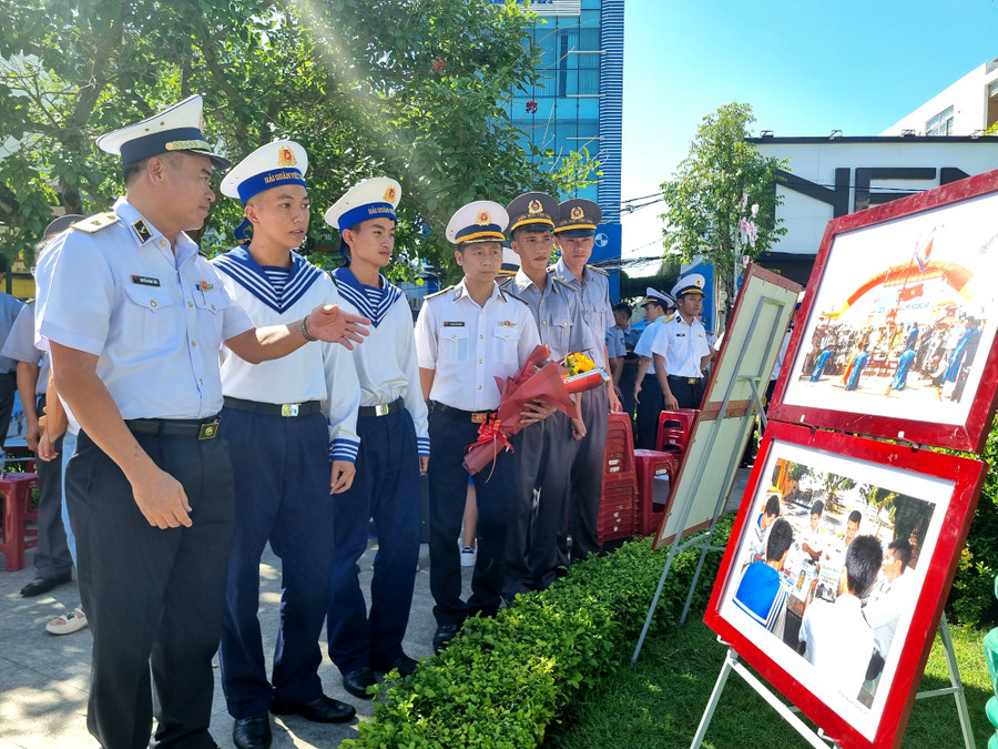 Chuẩn đô đốc Nguyễn Đăng Tiến (bìa trái) - Chính ủy Vùng 3 Hải quân, giới thiệu về tác phẩm tại triển lãm ảnh. Chuẩn đô đốc Nguyễn Đăng Tiến (bìa trái) - Chính ủy Vùng 3 Hải quân, giới thiệu về tác phẩm tại triển lãm ảnh.