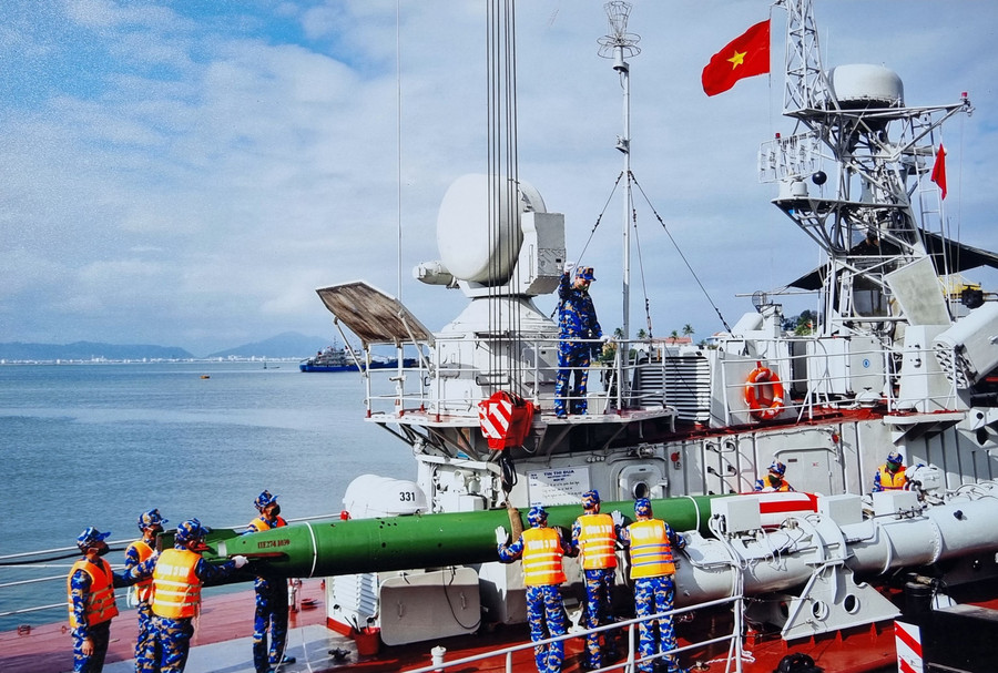 Tiếp nhận vũ khí trang bị lên tàu để thực hiện nhiệm vụ trên biển. Ảnh Bộ Tư lệnh Vùng 3 Hải quân. Tiếp nhận vũ khí trang bị lên tàu để thực hiện nhiệm vụ trên biển. Ảnh Bộ Tư lệnh Vùng 3 Hải quân.