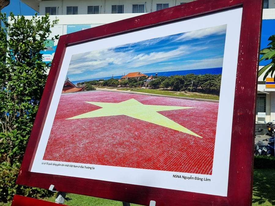 Tác phẩm Lá cờ Tổ quốc bằng gốm lớn nhất Việt Nam ở đảo Trường Sa của tác giả Nguyễn Đăng Lâm. Tác phẩm Lá cờ Tổ quốc bằng gốm lớn nhất Việt Nam ở đảo Trường Sa của tác giả Nguyễn Đăng Lâm.