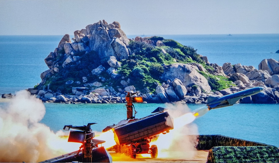 Hình ảnh tên lửa của Lữ đoàn 680-Vùng 3 Hải quân tiêu diệt mục tiêu . Ảnh Bộ Tư lệnh Vùng 3 Hải quân. Hình ảnh tên lửa của Lữ đoàn 680-Vùng 3 Hải quân tiêu diệt mục tiêu . Ảnh Bộ Tư lệnh Vùng 3 Hải quân.