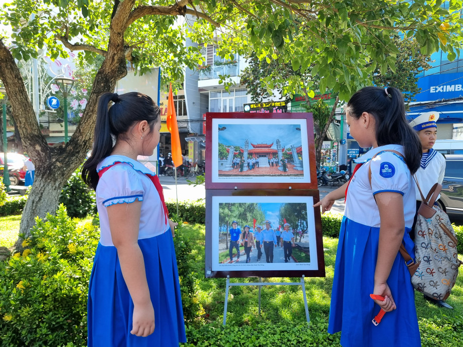 Học sinh Quảng Ngãi tham quan tại triển lãm ảnh. Học sinh Quảng Ngãi tham quan tại triển lãm ảnh.