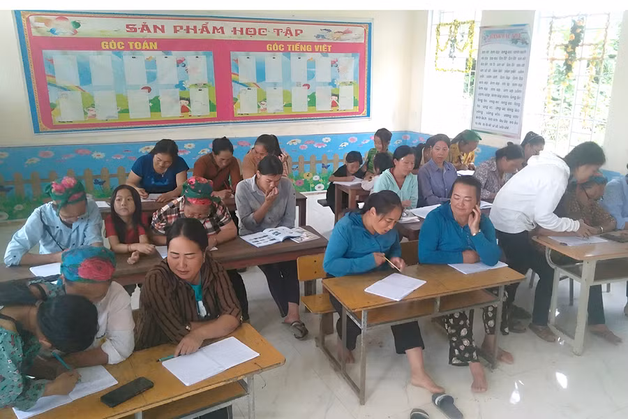 Học viên các lớp xóa mù chữ ở Nghệ An chủ yếu là phụ nữ. (Ảnh: Phạm Tâm)