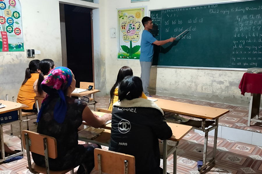 Lớp xóa mù chữ ở huyện Kỳ Sơn, Nghệ An được tổ chức vào ban đêm. (Ảnh: Phạm Tâm)