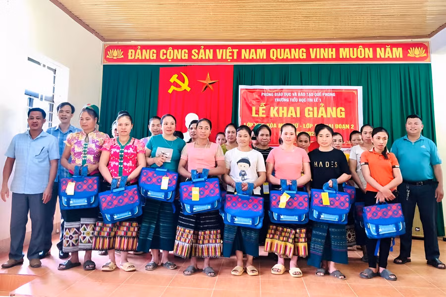 Bằng nhiều cách làm hay, huyện Quế Phong (Nghệ An) thu hút được nhiều học viên tham gia lớp xóa mù chữ. (Ảnh: NVCC)
