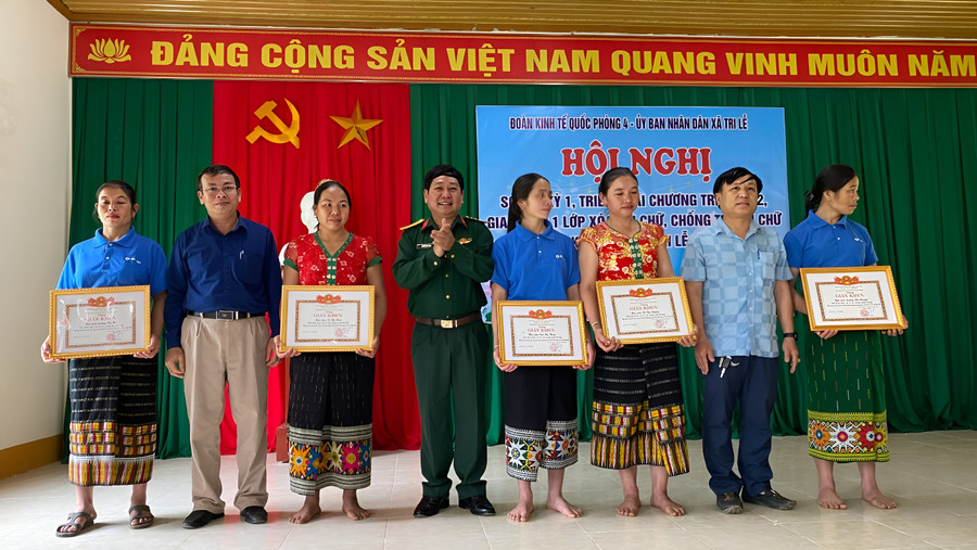 Đoàn kinh tế Quốc phòng 4 và UBND xã Tri Lễ trao giấy khen cho học viên hoàn thành lớp xóa mù chữ. (Ảnh: NVCC)