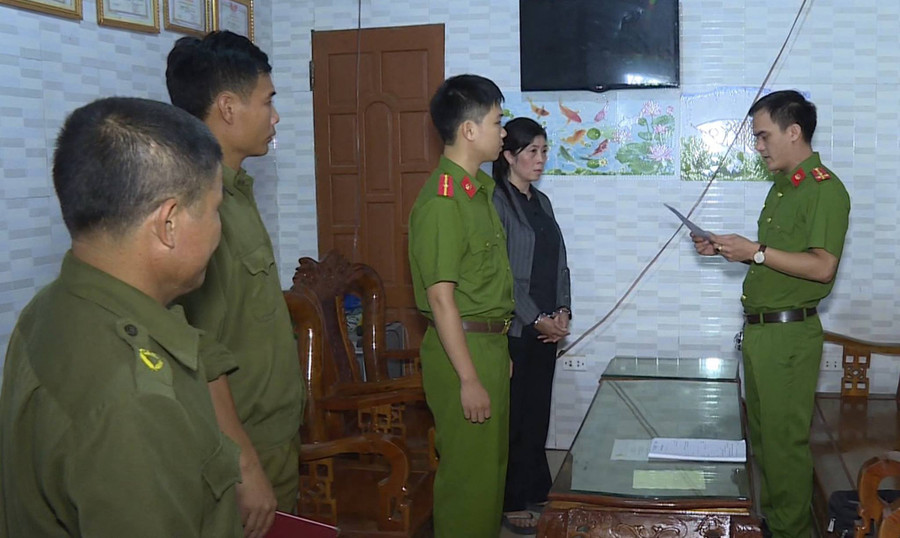 Công an đọc lệnh bắt đối tượng Văn Thị Thủy Công an đọc lệnh bắt đối tượng Văn Thị Thủy