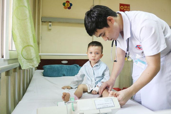 Bé trai 3 tuổi bị liệt hai chân sau giấc ngủ trưa ảnh 1 Be trai 3 tuoi bi liet hai chan sau giac ngu trua hinh anh 1